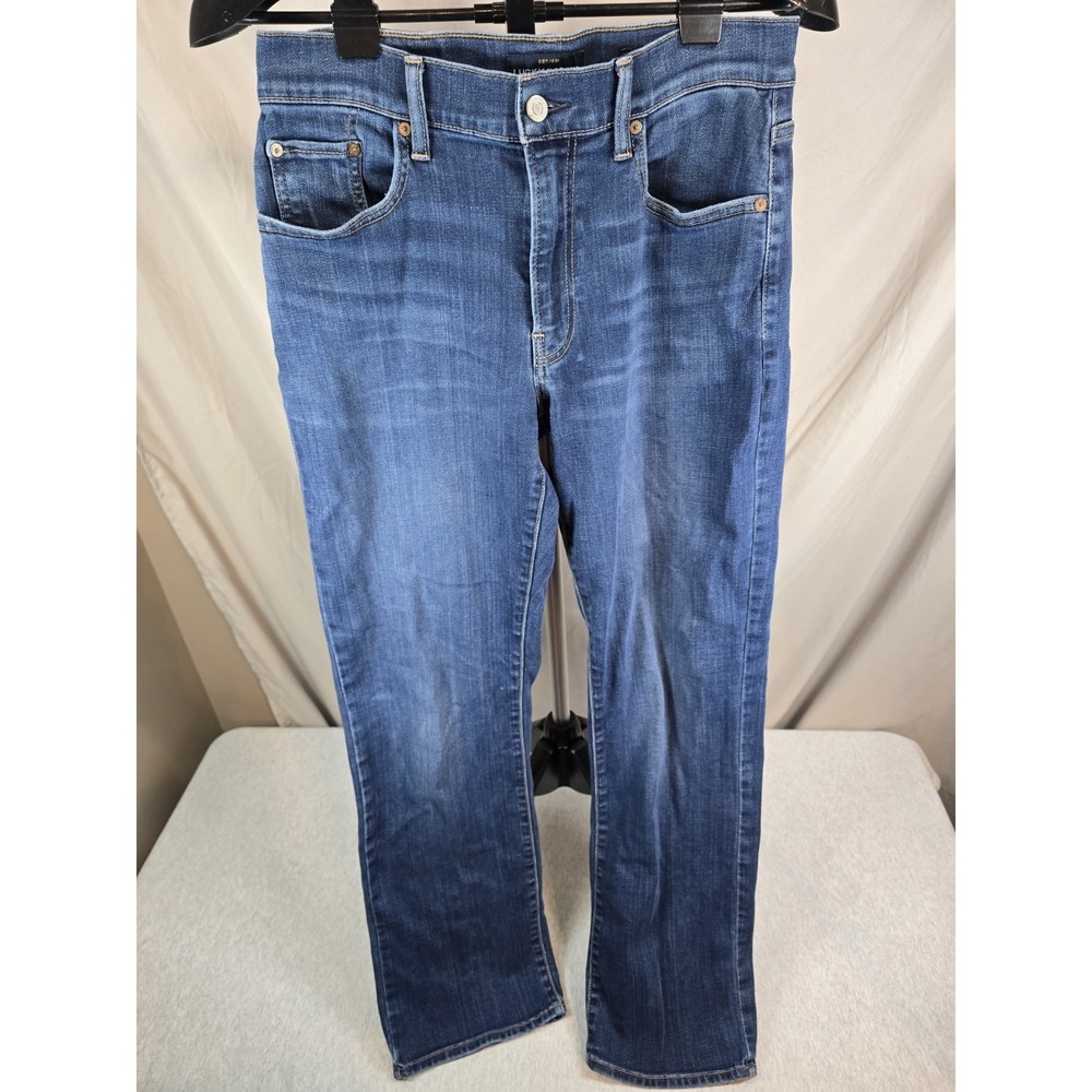 Lucky Brand 181 Relaxed Straight jeans feature a 30x32 size